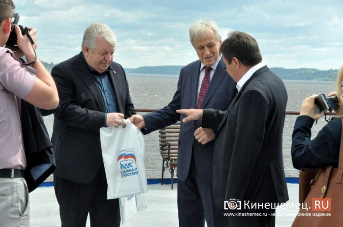 Во время визита в Кинешму депутат Госдумы Юрий Смирнов приобрел подушку с эффектом памяти фото 8