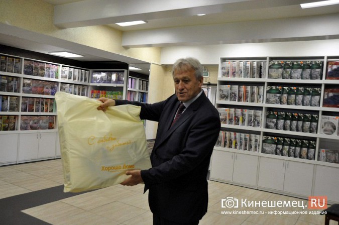 Во время визита в Кинешму депутат Госдумы Юрий Смирнов приобрел подушку с эффектом памяти фото 13