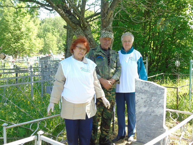 Волонтеры Кинешемского района благоустраивают могилу матери Героя Советского Союза фото 2