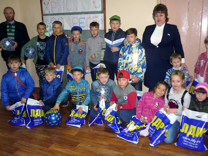 Депутат Светлана Анисимова поздравила с днем защиты детей воспитанников Кинешемского детского дома фото 2