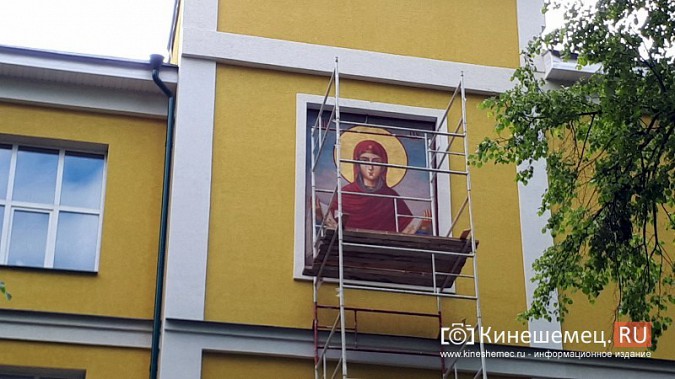 На фасаде Епархии со стороны Волги появилась икона «Покров Пресвятой Богородицы» фото 4