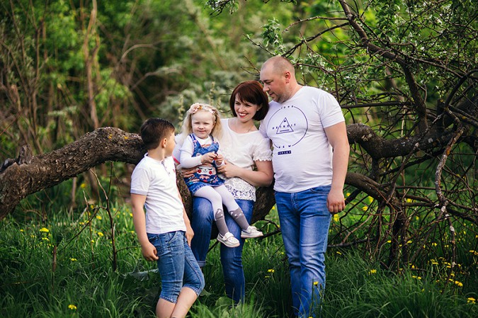 Семья Колесниковых в цветущем яблоневом саду школы №19