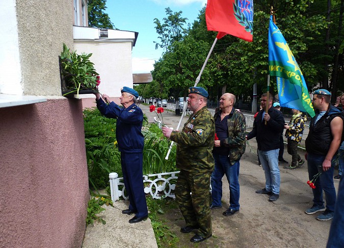 В Родниках почтили память погибшего в Сирии десантника фото 5