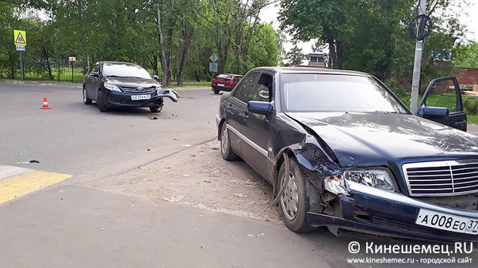 «Мерседес» протаранил «Тойоту» на перекрестке у театра в Кинешме фото 6