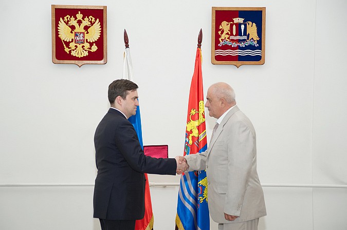 С.Воскресенский вручил Александру Аминодову знак «Заслуженный врач Российской Федерации» фото 2