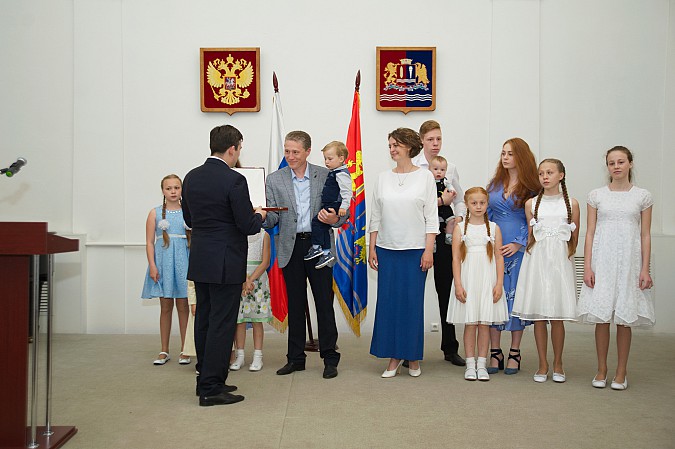 С.Воскресенский вручил Александру Аминодову знак «Заслуженный врач Российской Федерации» фото 4