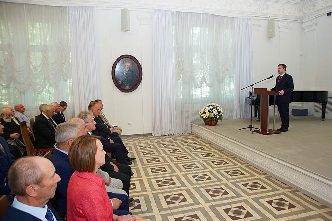 С.Воскресенский вручил Александру Аминодову знак «Заслуженный врач Российской Федерации» фото 3