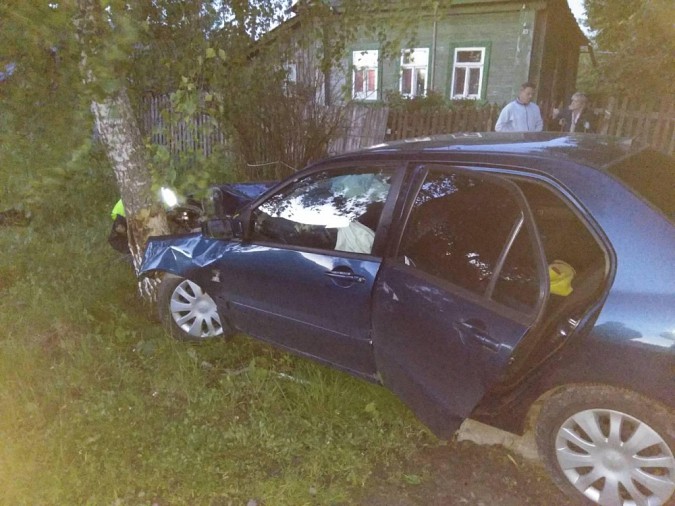 В Ивановской области легковой седан врезался в дерево фото 2