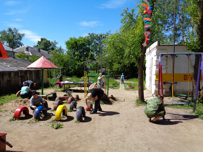 Жители дома на Вичугской облагородили территорию у дома фото 4