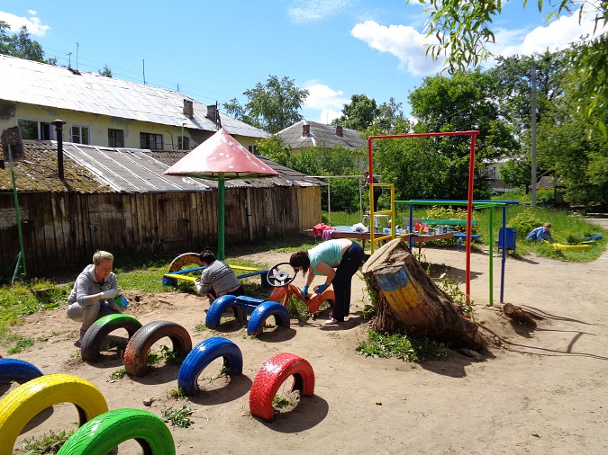 Жители дома на Вичугской облагородили территорию у дома фото 7