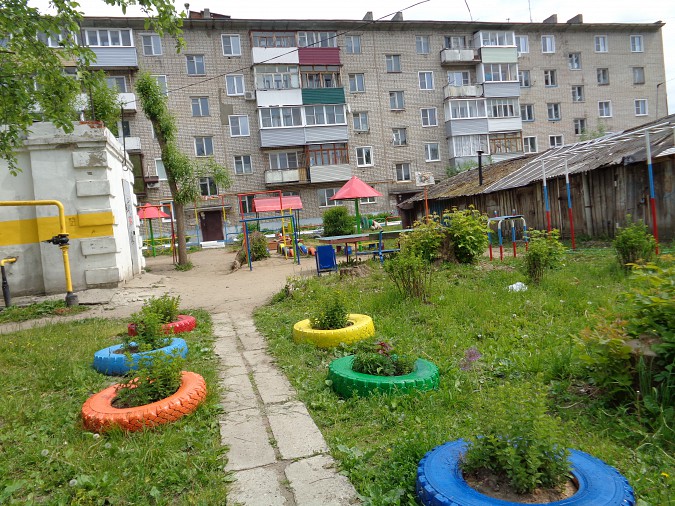 Жители дома на Вичугской облагородили территорию у дома фото 11