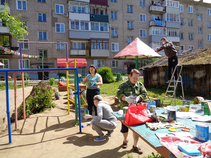 Жители дома на Вичугской облагородили территорию у дома фото 3