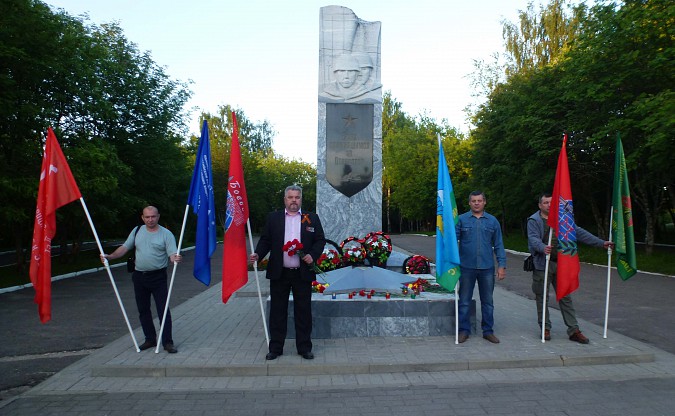 На рассвете 22 июня кинешемское  «Боевое братство» зажгло свечу памяти фото 3