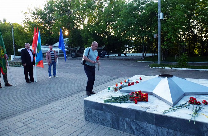 На рассвете 22 июня кинешемское  «Боевое братство» зажгло свечу памяти фото 9