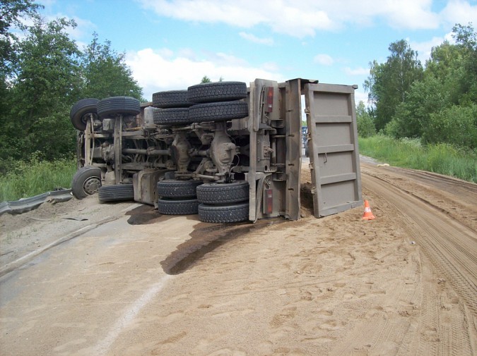 В Ивановской области столкнулись грузовик и легковушка фото 2