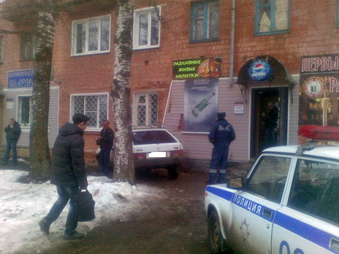 Пьяный автомобилист в Ивановской области наехал на дом фото 2