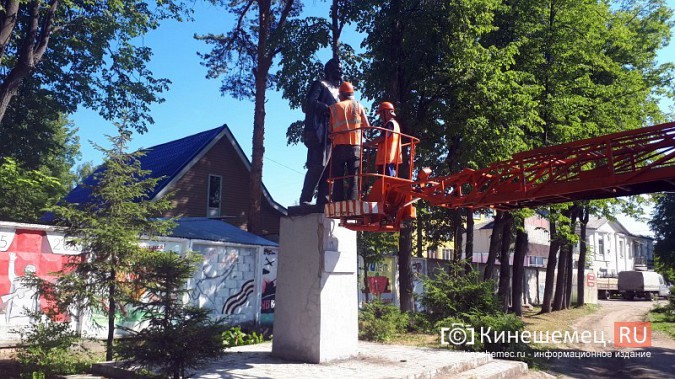 УГХ Кинешмы заставили красить памятник Калинину фото 3