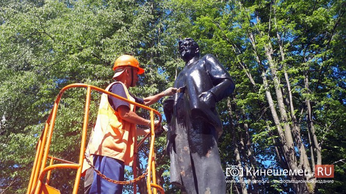 УГХ Кинешмы заставили красить памятник Калинину фото 2