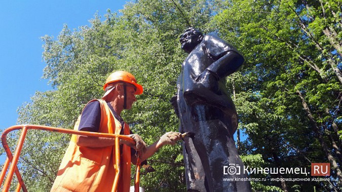 УГХ Кинешмы заставили красить памятник Калинину фото 6