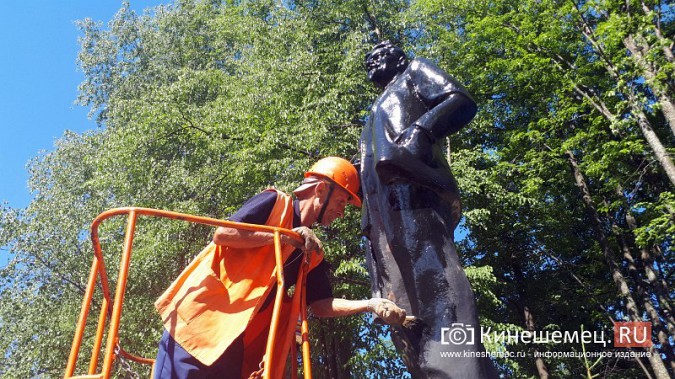 УГХ Кинешмы заставили красить памятник Калинину фото 5