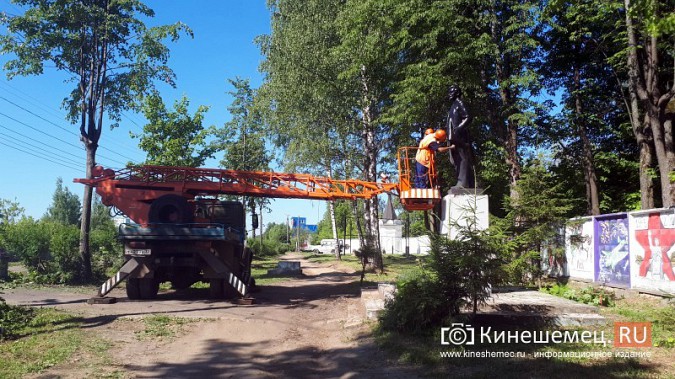 УГХ Кинешмы заставили красить памятник Калинину фото 7