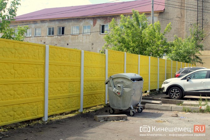Забор в центре Кинешмы стал ярко-желтым фото 4
