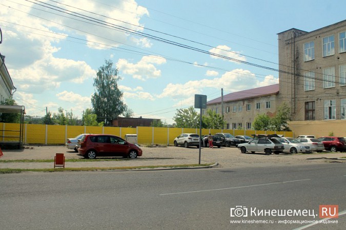 Забор в центре Кинешмы стал ярко-желтым фото 3