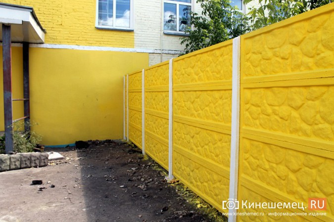 Забор в центре Кинешмы стал ярко-желтым фото 2