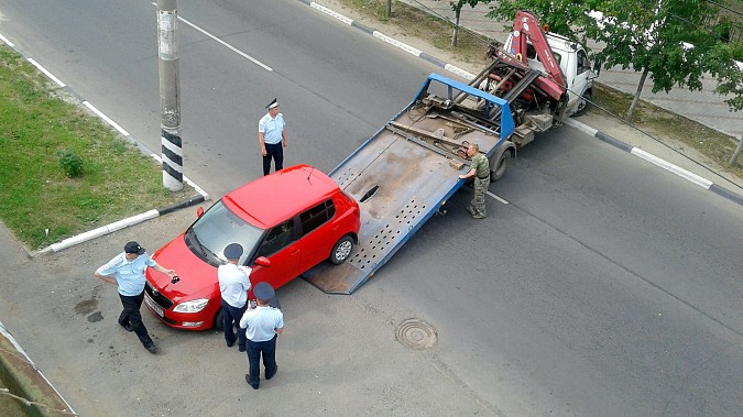Автомобили из центра Кинешмы начали убирать эвакуатором фото 9