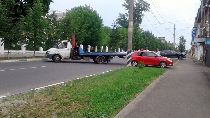 Автомобили из центра Кинешмы начали убирать эвакуатором фото 11