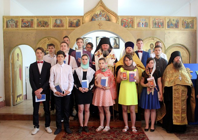 Кинешемский епископ Иларион вручил аттестаты выпускникам фото 2