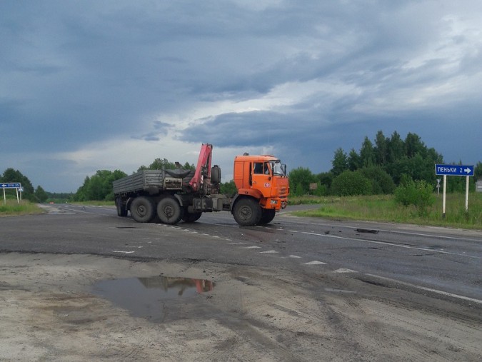 «УАЗ Патриот» врезался в «КамАЗ» на трассе в Ивановской области фото 3