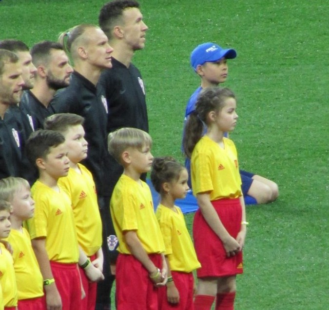 Арина Матюшина из Заволжска вывела на поле футболиста хорватской сборной фото 2