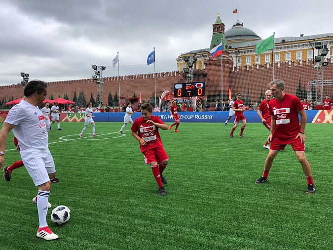 Депутат от Кинешмы Юрий Смирнов сыграл в футбол на Красной площади фото 4