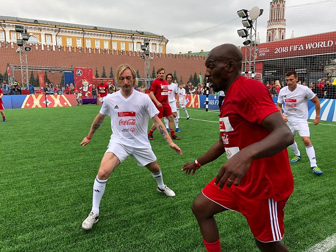 Депутат от Кинешмы Юрий Смирнов сыграл в футбол на Красной площади фото 5
