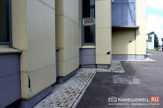 Вандалы продолжают портить фасад Кинешемского театра фото 2