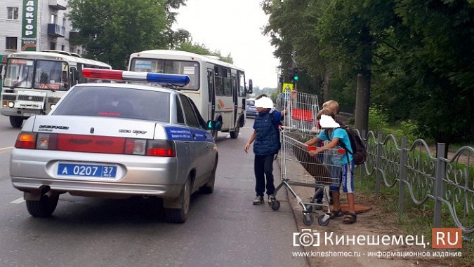 В Кинешме подростки перевозили на тележке из гипермаркета канализационные люки фото 2