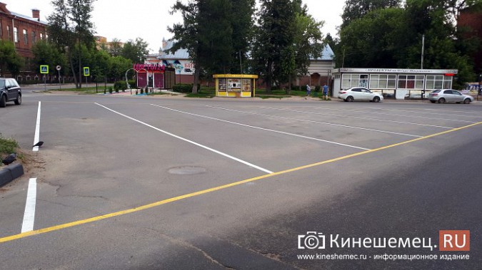 Площадь у сквера маршалу Василевскому закрыли для въезда автомобилей фото 3