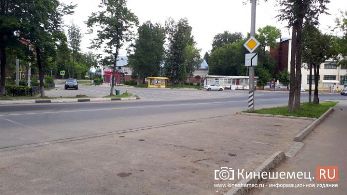 Площадь у сквера маршалу Василевскому закрыли для въезда автомобилей фото 6