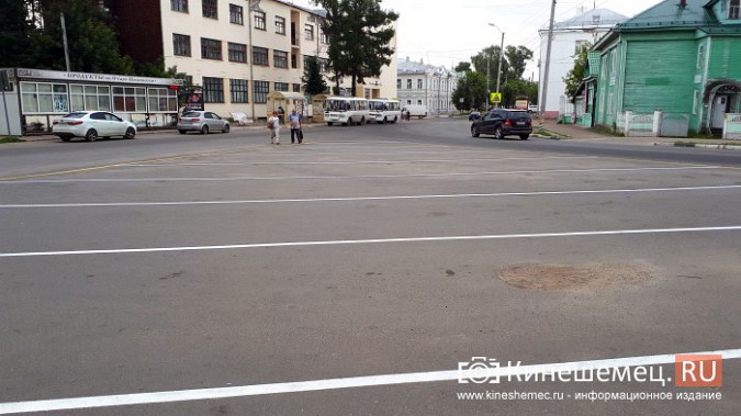 Площадь у сквера маршалу Василевскому закрыли для въезда автомобилей фото 4