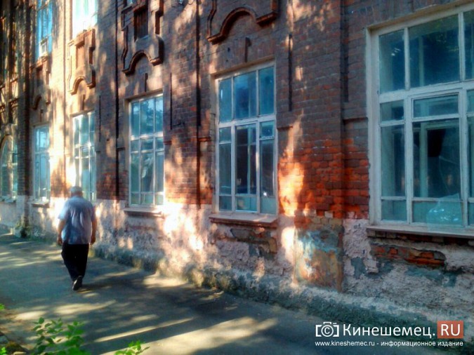 В Кинешме в гимназии имени Островского побили стекла фото 5