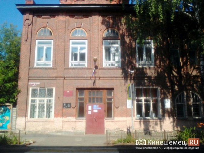 В Кинешме в гимназии имени Островского побили стекла фото 4