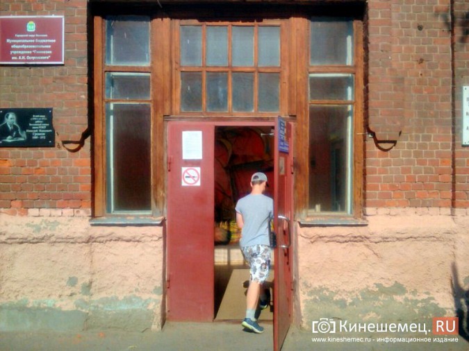 В Кинешме в гимназии имени Островского побили стекла фото 2