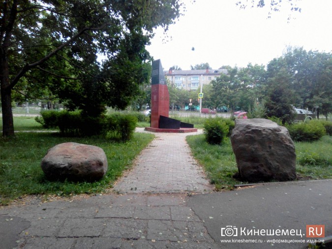 К памятнику чернобыльцам в Кинешме подвезли два огромных валуна фото 2