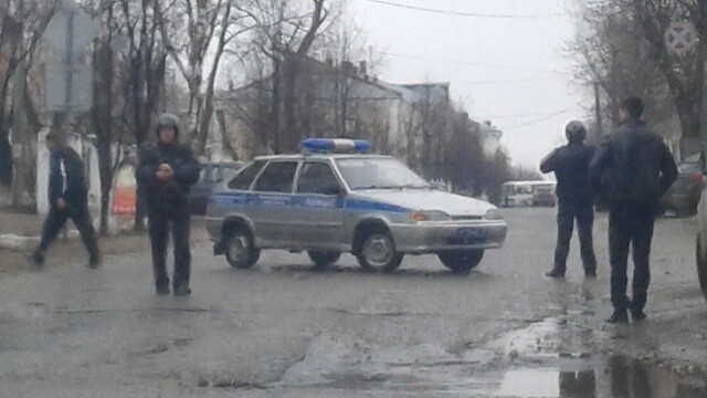 Экипированные полицейские перекрыли улицу имени Ленина в Кинешме фото 2