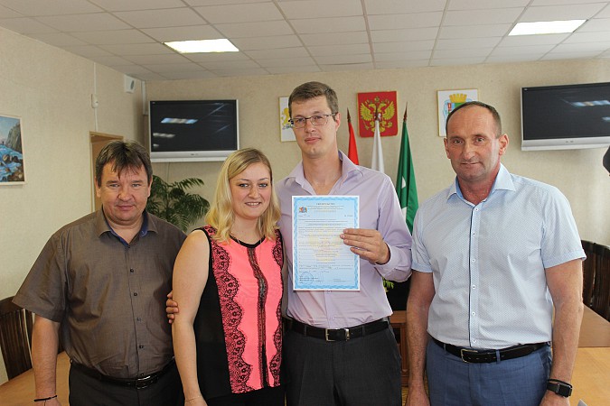 Двум кинешемским семьям вручили денежные сертификаты фото 2