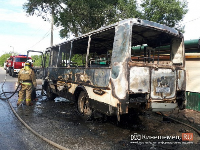 В Кинешме на улице Спортивной сгорел дотла пассажирский автобус фото 7