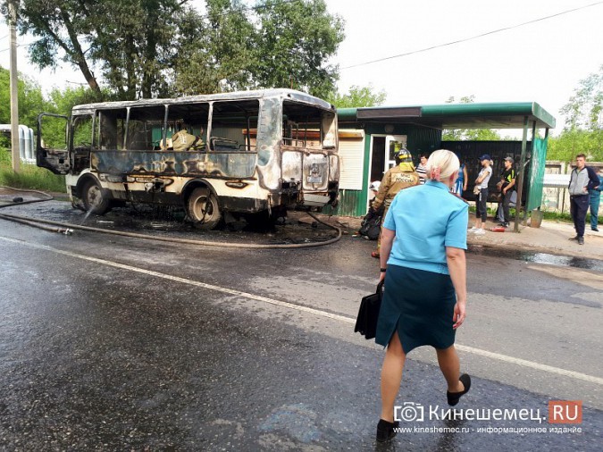 В Кинешме на улице Спортивной сгорел дотла пассажирский автобус фото 3