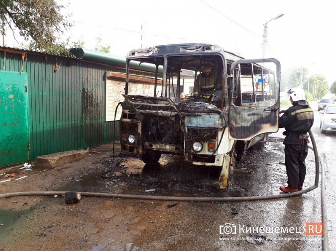 В Кинешме на улице Спортивной сгорел дотла пассажирский автобус фото 6