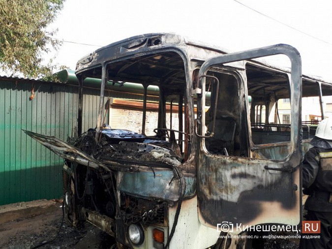 В Кинешме на улице Спортивной сгорел дотла пассажирский автобус фото 4